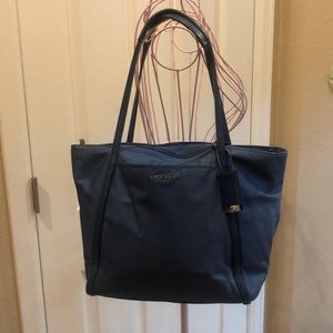 TUMI Q-TOTE